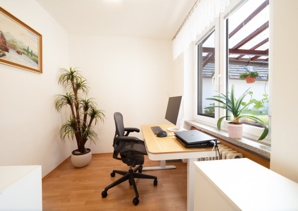 REZERVOVANÉ: Na predaj priestranný dom s veľkým pozemkom v Pobedime