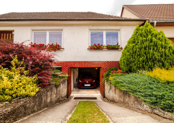 REZERVOVANÉ: Na predaj priestranný dom s veľkým pozemkom v Pobedime