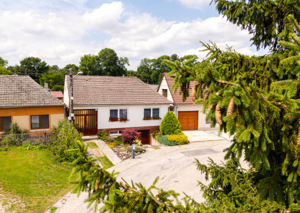 REZERVOVANÉ: Na predaj priestranný dom s veľkým pozemkom v Pobedime