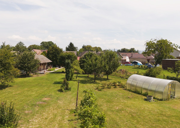 REZERVOVANÉ: Na predaj priestranný dom s veľkým pozemkom v Pobedime