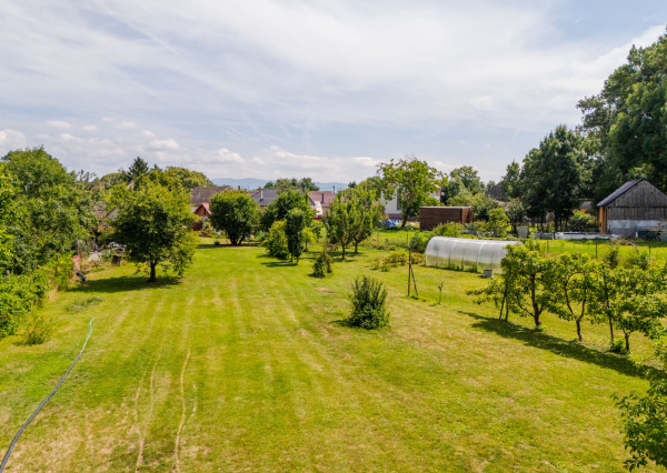 REZERVOVANÉ: Na predaj priestranný dom s veľkým pozemkom v Pobedime