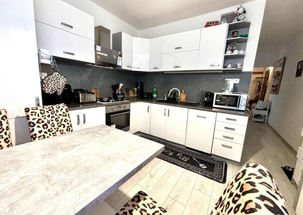 EXKLUZÍVNE NA PREDAJ – 3-IZBOVÝ BYT S DVOMA BALKÓNMI, UL. MOJMÍROVA, BÁNOVCE NAD BEBRAVOU