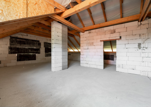 Rozostavaný dom na dokončenie podľa seba s veľkým pozemkom