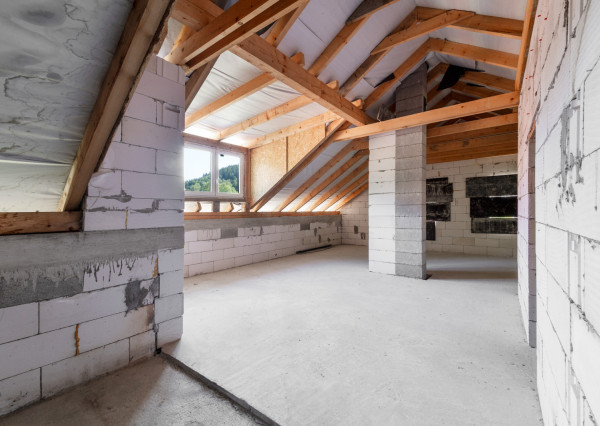 Rozostavaný dom na dokončenie podľa seba s veľkým pozemkom