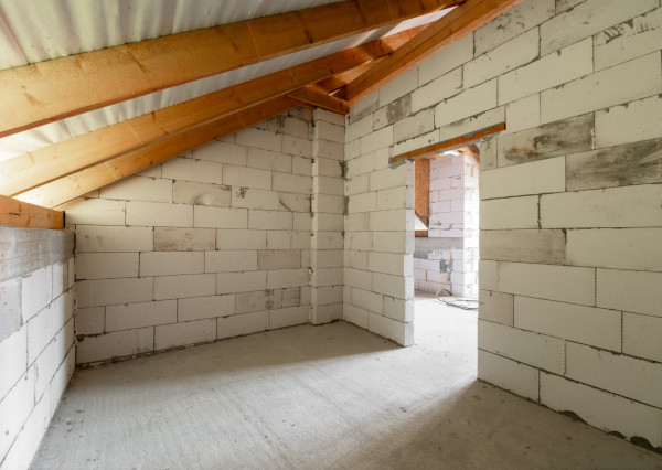 Rozostavaný dom na dokončenie podľa seba s veľkým pozemkom