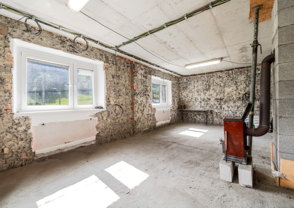 Rozostavaný dom na dokončenie podľa seba s veľkým pozemkom