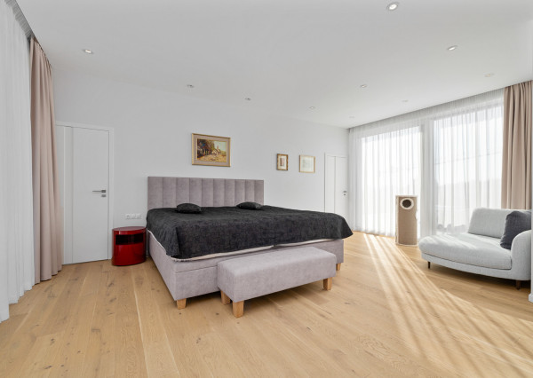 Na predaj vila so smart technológiami a výťahom na Slavíne