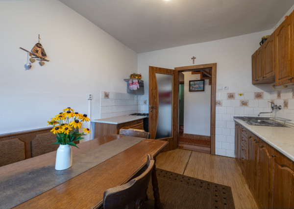 Nová znížená cena! Na predaj 5-izbový rodinný dom s veľkou záhradou v Novej Vsi nad Váhom