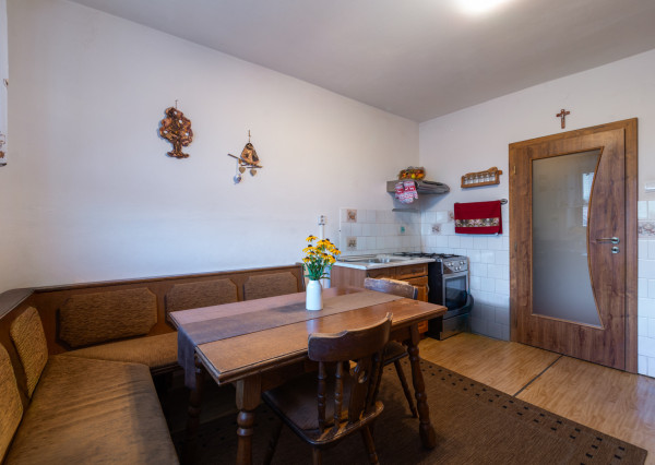 Nová znížená cena! Na predaj 5-izbový rodinný dom s veľkou záhradou v Novej Vsi nad Váhom