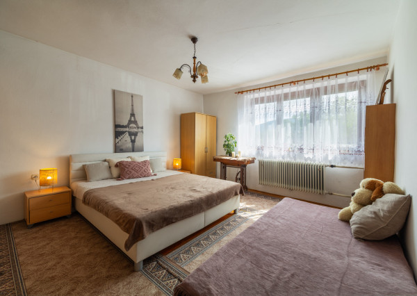 Nová znížená cena! Na predaj 5-izbový rodinný dom s veľkou záhradou v Novej Vsi nad Váhom