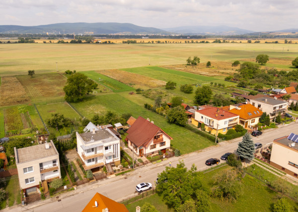 Nová znížená cena! Na predaj 5-izbový rodinný dom s veľkou záhradou v Novej Vsi nad Váhom