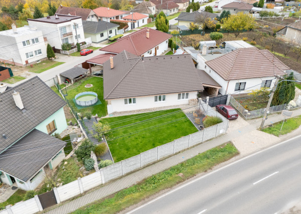 Na predaj priestranný 4-izbový rodinný dom v Malženiciach