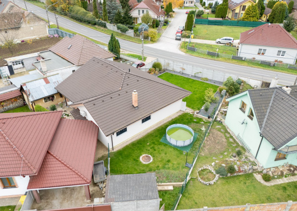 Na predaj priestranný 4-izbový rodinný dom v Malženiciach