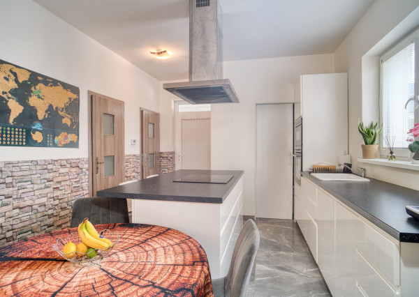 Na predaj priestranný 4-izbový rodinný dom v Bernolákove