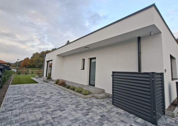 Exkluzívne iba u nás krásna novostavba v obci Uhrovec - dokončená