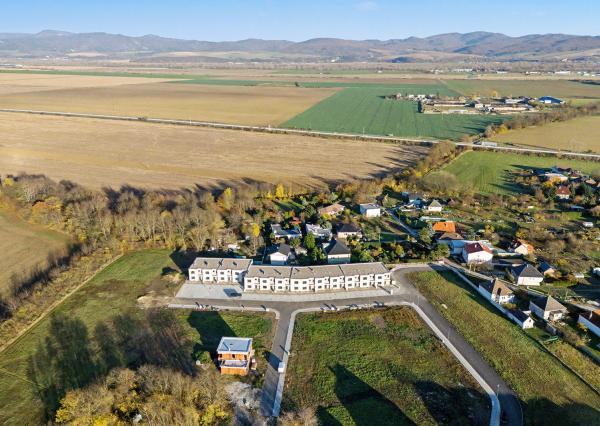 Na predaj skolaudovaný výnimočný 4-izbový byt s vlastnou záhradou vo Veľkom Orvišti