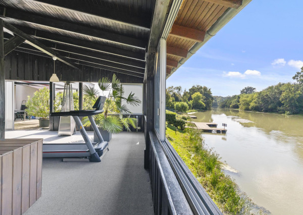 Na predaj štýlový penzión s priamym prístupom k vode v obci Blahová