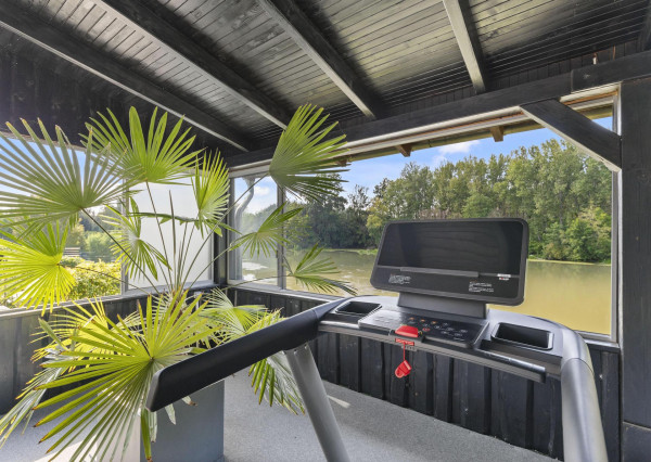 Na predaj štýlový penzión s priamym prístupom k vode v obci Blahová