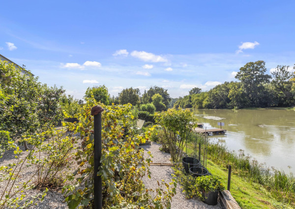 Na predaj štýlový penzión s priamym prístupom k vode v obci Blahová