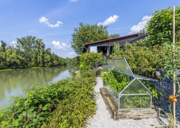 Na predaj štýlový penzión s priamym prístupom k vode v obci Blahová