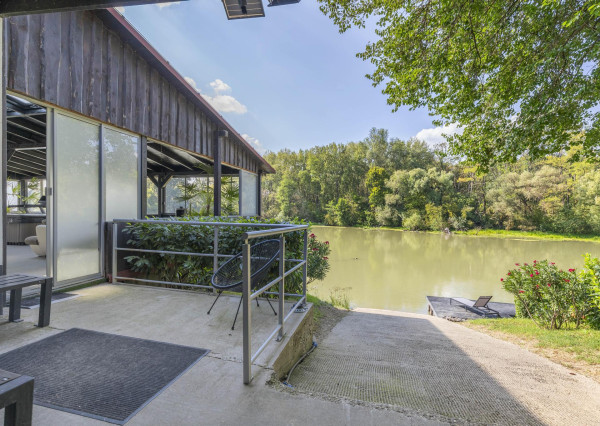 Na predaj štýlový penzión s priamym prístupom k vode v obci Blahová