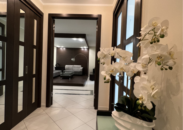 Na prenájom mestský, slnečný 3izb byt v centre Trenčína.