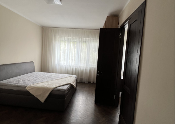 Na prenájom mestský, slnečný 3izb byt v centre Trenčína.