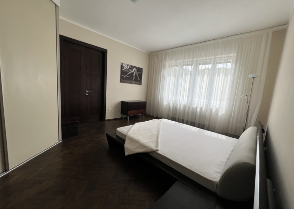 Na prenájom mestský, slnečný 3izb byt v centre Trenčína.