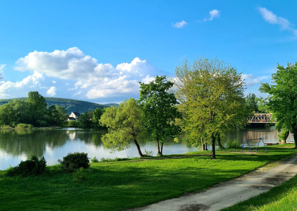 Na prenájom mestský, slnečný 3izb byt v centre Trenčína.