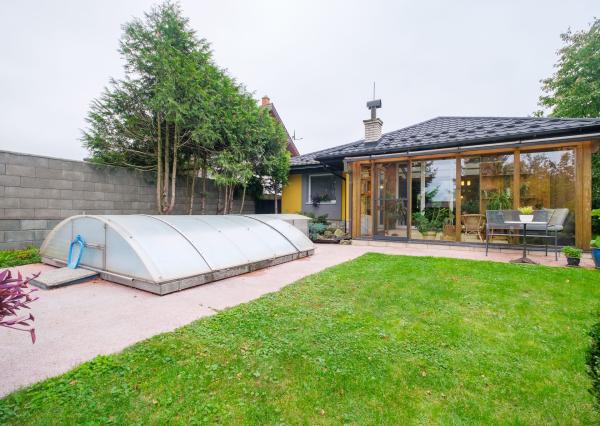 Na predaj priestranný rodinný dom s bazénom a rozsiahlym pozemkom v Bretejovciach