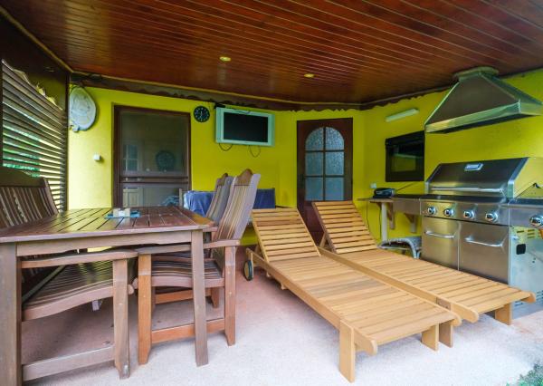 Na predaj priestranný rodinný dom s bazénom a rozsiahlym pozemkom v Bretejovciach