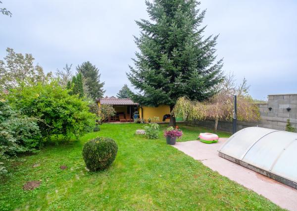 Na predaj priestranný rodinný dom s bazénom a rozsiahlym pozemkom v Bretejovciach