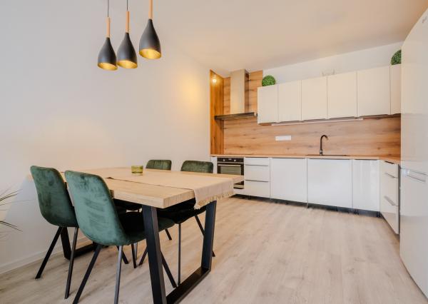 Na prenájom luxusný 2-izbový byt s balkónom a parkovacím státím vo vyhľadávanej lokalite v Prešove