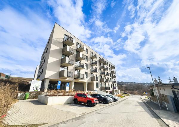 Na prenájom luxusný 2-izbový byt s balkónom a parkovacím státím vo vyhľadávanej lokalite v Prešove