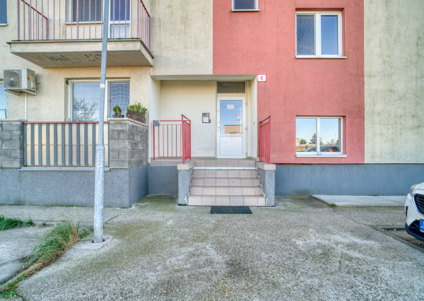 Na predaj priestranný 1-izbový byt v Miloslavove