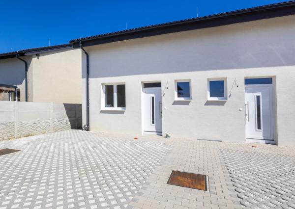 Predaj 4-izbová bytová jednotka v dvojdome v Lehniciach