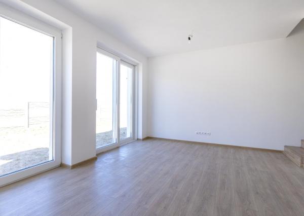 Predaj 4-izbová bytová jednotka v dvojdome v Lehniciach