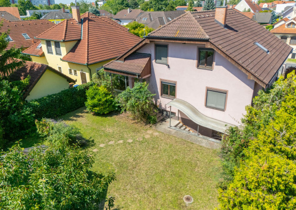 Na predaj poschodová 6-izbová vila v srdci Dunajskej Stredy