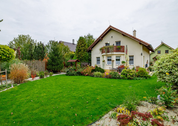 Na predaj rozprávkový dom s krásnou záhradou v Hviezdoslavove