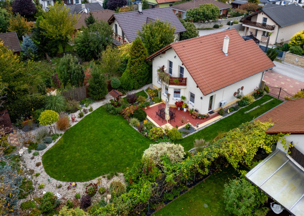 Na predaj rozprávkový dom s krásnou záhradou v Hviezdoslavove