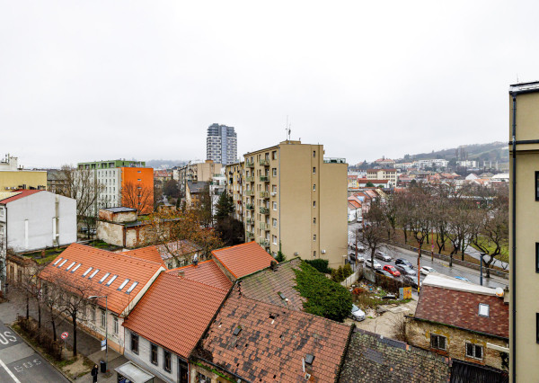 Na predaj 2-izbový slnečný byt v Starom meste s garážovým parkovaním