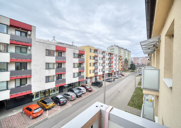 Na prenájom kompletne zariadený 2-izbový byt v centre Malaciek