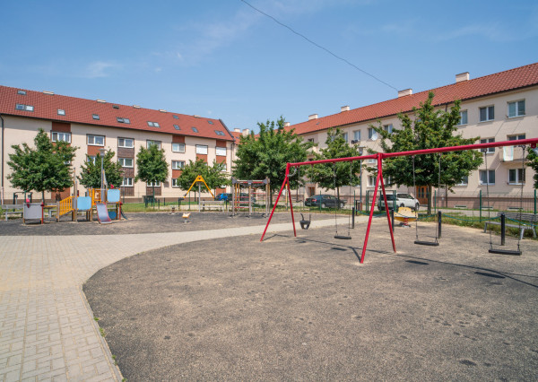 Na prenájom kompletne zariadený 2-izbový byt v centre Malaciek