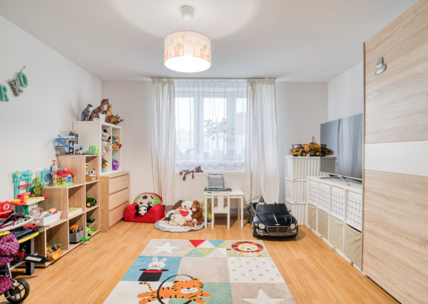 Na predaj priestranný 4-izbový rodinný dom v Malženiciach