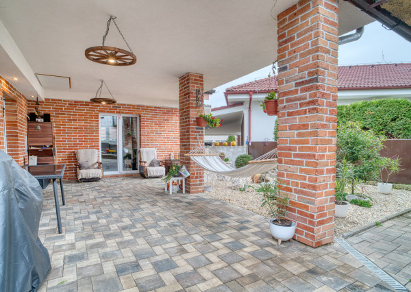 Na predaj priestranný 4-izbový rodinný dom v Malženiciach