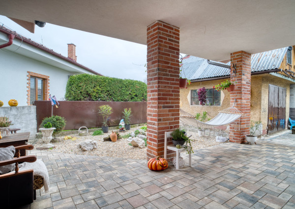 Na predaj priestranný 4-izbový rodinný dom v Malženiciach