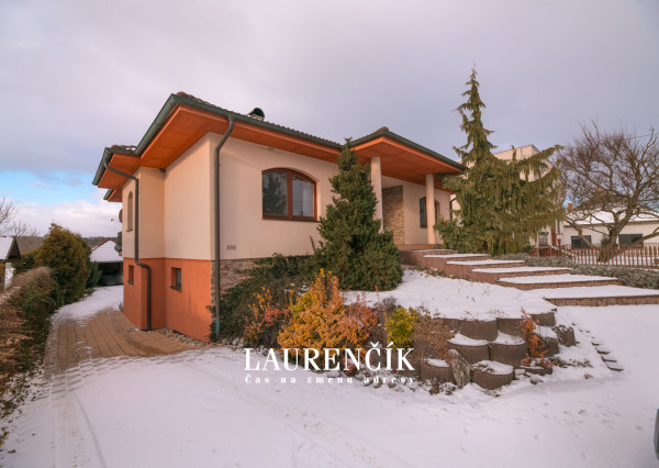 Na predaj veľkorysý 7-izbový rodinný dom v obci Podlužany