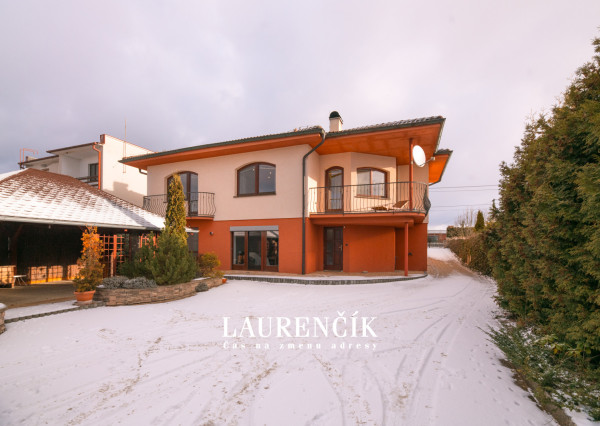 Na predaj veľkorysý 7-izbový rodinný dom v obci Podlužany