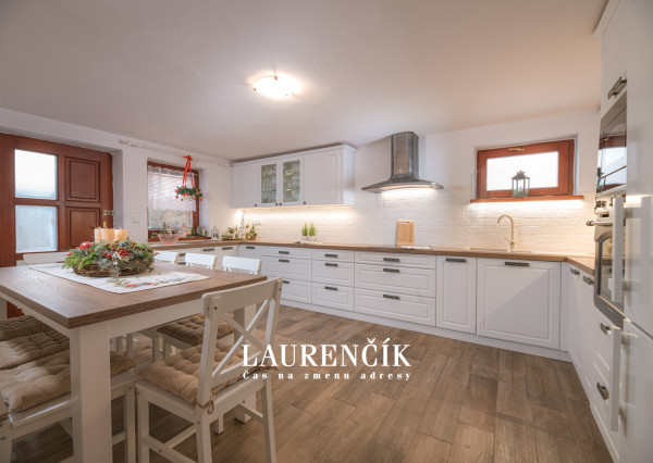 Na predaj veľkorysý 7-izbový rodinný dom v obci Podlužany