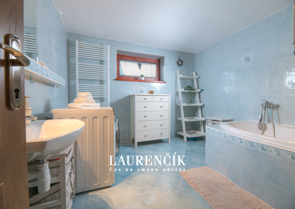 Na predaj veľkorysý 7-izbový rodinný dom v obci Podlužany